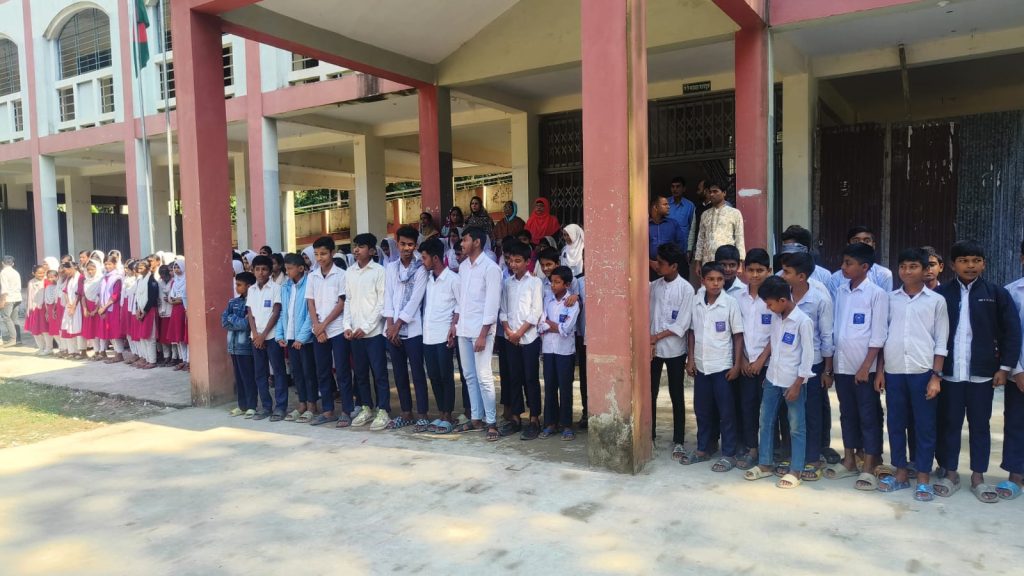 মেধাবী শিক্ষার্থীর ওপর বর্বোচিত হামলার প্রতিবাদে বিচারের দাবিতে শিক্ষার্থীদের মানববন্ধন