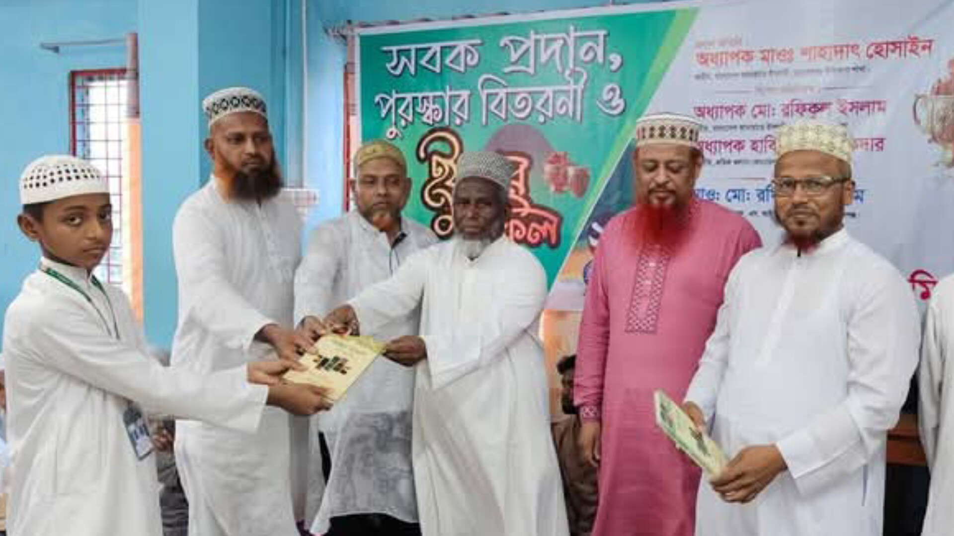 এস.আই ক্যাডেট একাডেমিতে পুরস্কার বিতরণী ও ইফতার মাহফিল