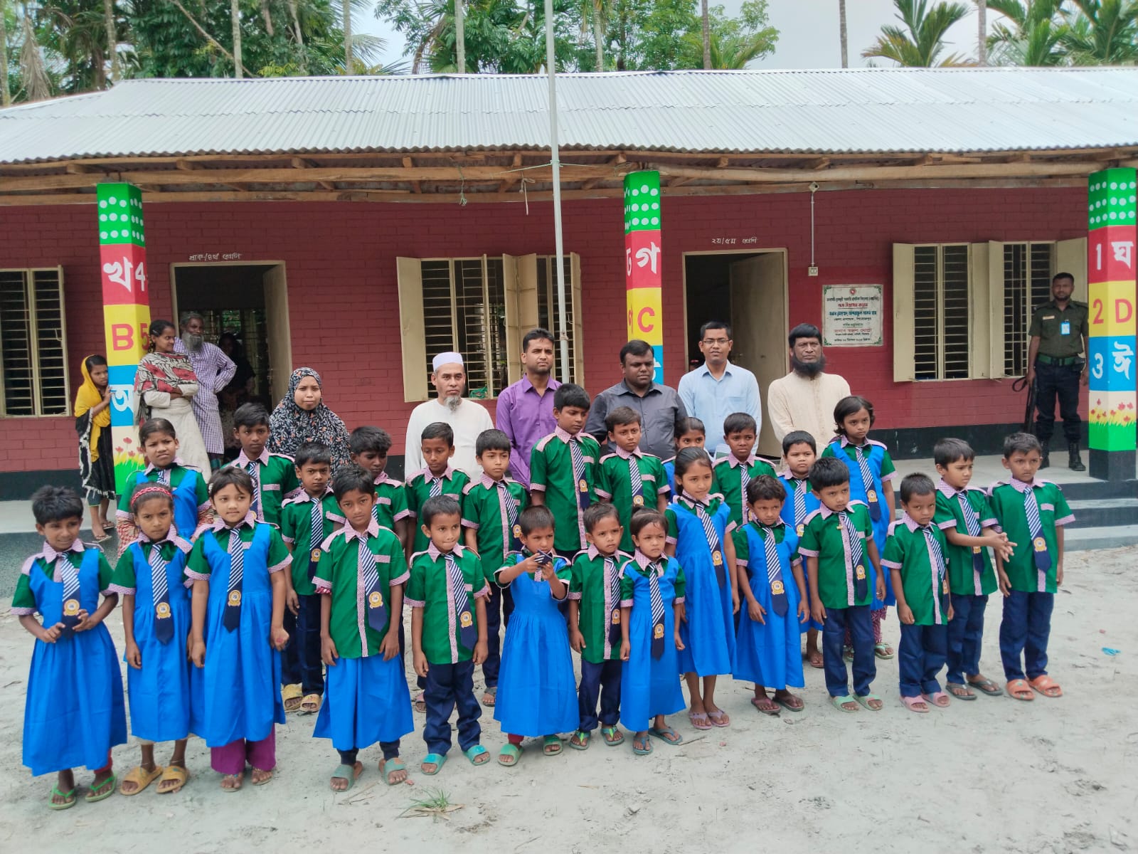 কাউখালীতে কোমলমতি শিক্ষার্থীদের হাতে স্কুল ড্রেস তুলে দিলেন ইউএনও সজল মোল্লা