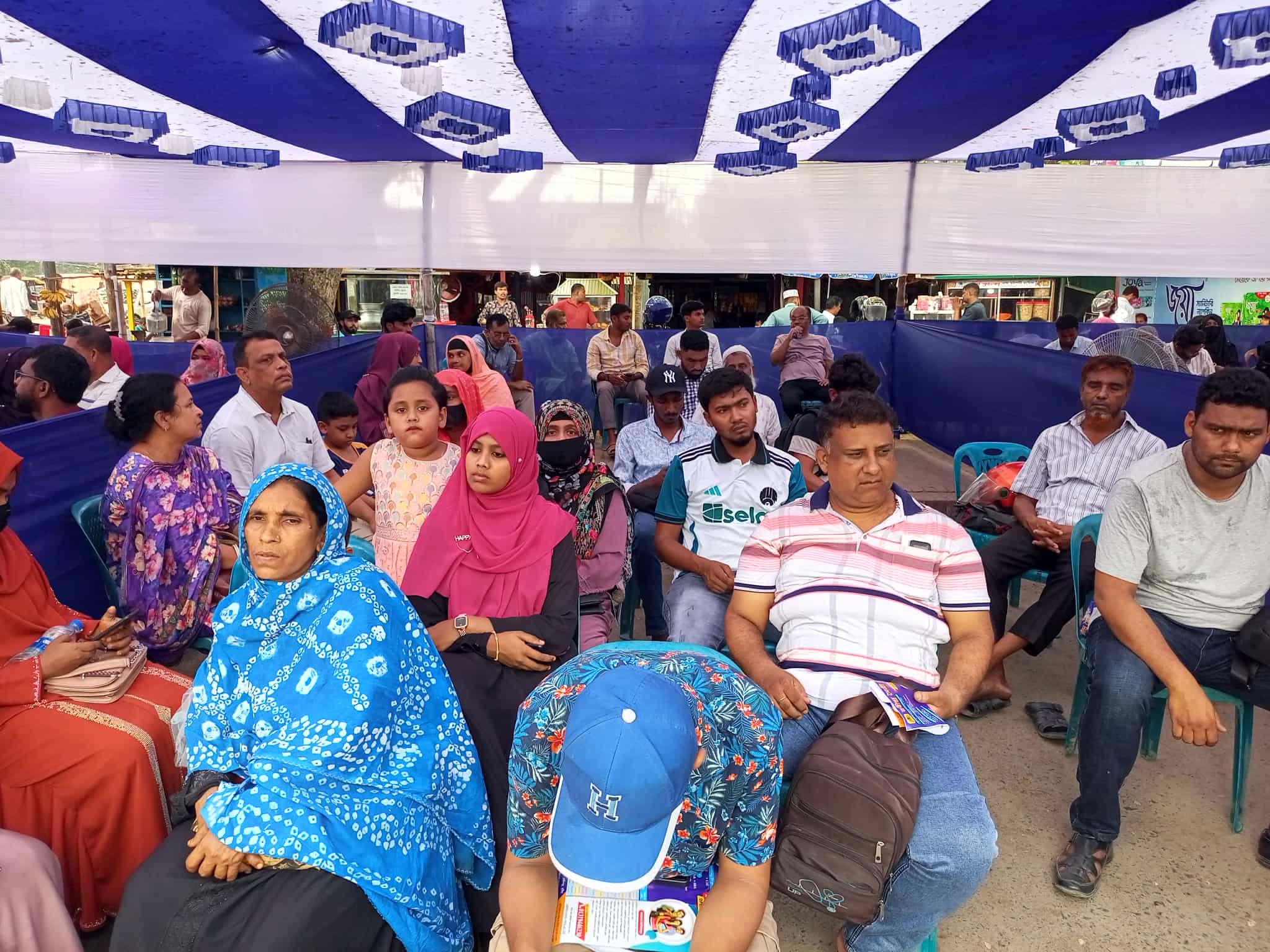 পরীক্ষার হলে সন্তান, দুশ্চিন্তায় অভিভাবকরা