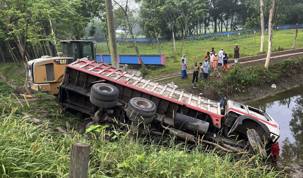 ট্রাক-মাইক্রোবাস মুখোমুখি সংঘর্ষ; নিহত ২