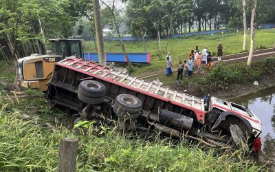 ট্রাক-মাইক্রোবাস মুখোমুখি সংঘর্ষ; নিহত ২