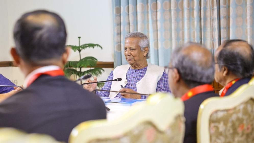 আজ সন্ধ্যায় জরুরি মিটিং ডেকেছেন প্রধান উপদেষ্টা