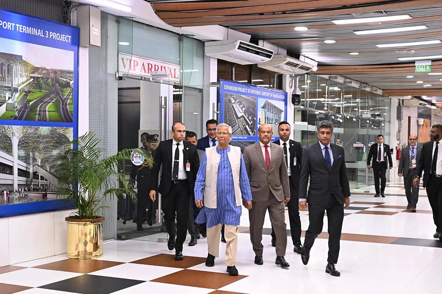 যুক্তরাজ্যের উদ্দেশে দেশ ছাড়লেন প্রধান উপদেষ্টা