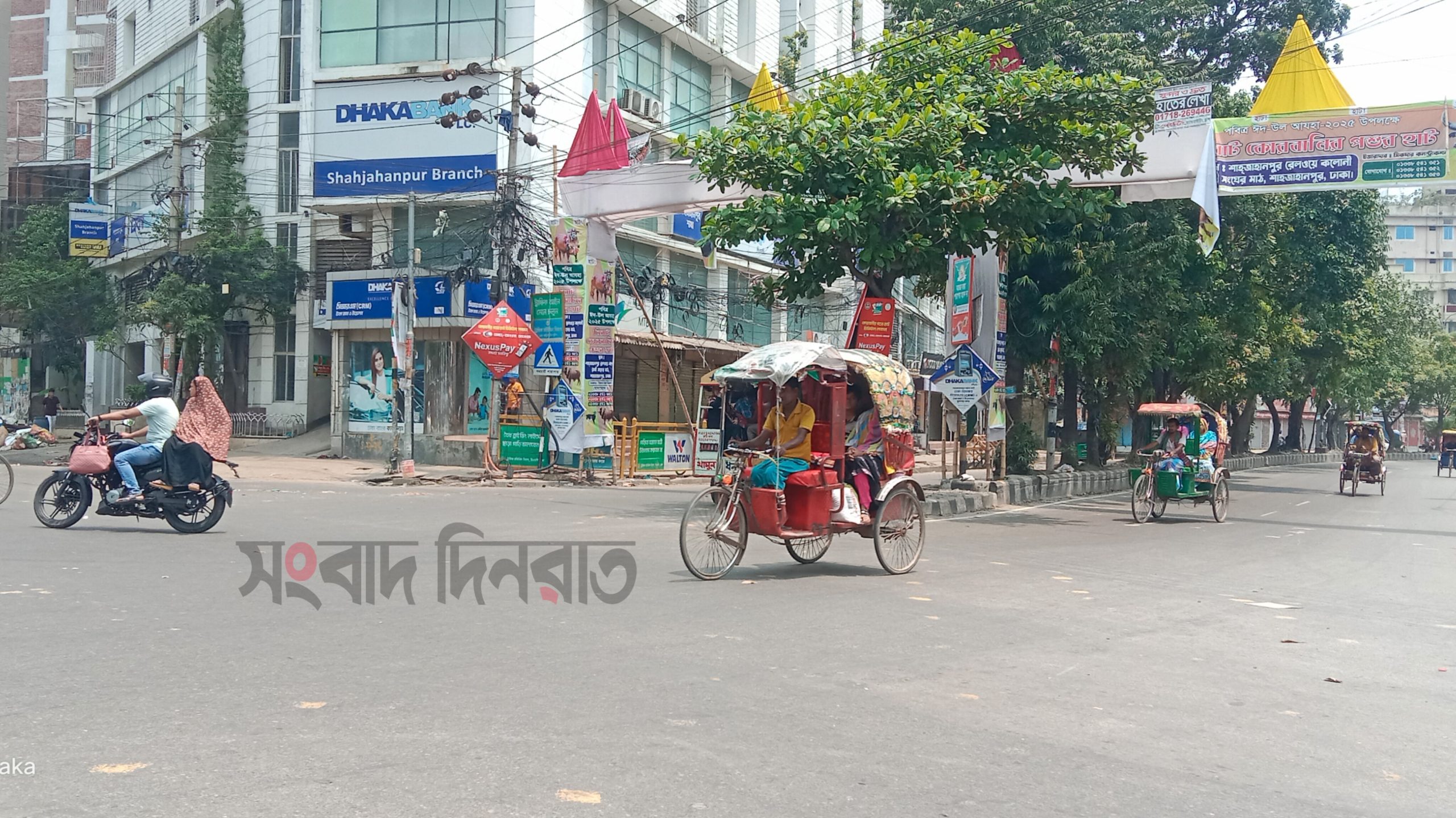 রাজধানীর ফাঁকা সড়কে দাপটের সঙ্গে চলছে অটোরিকশা