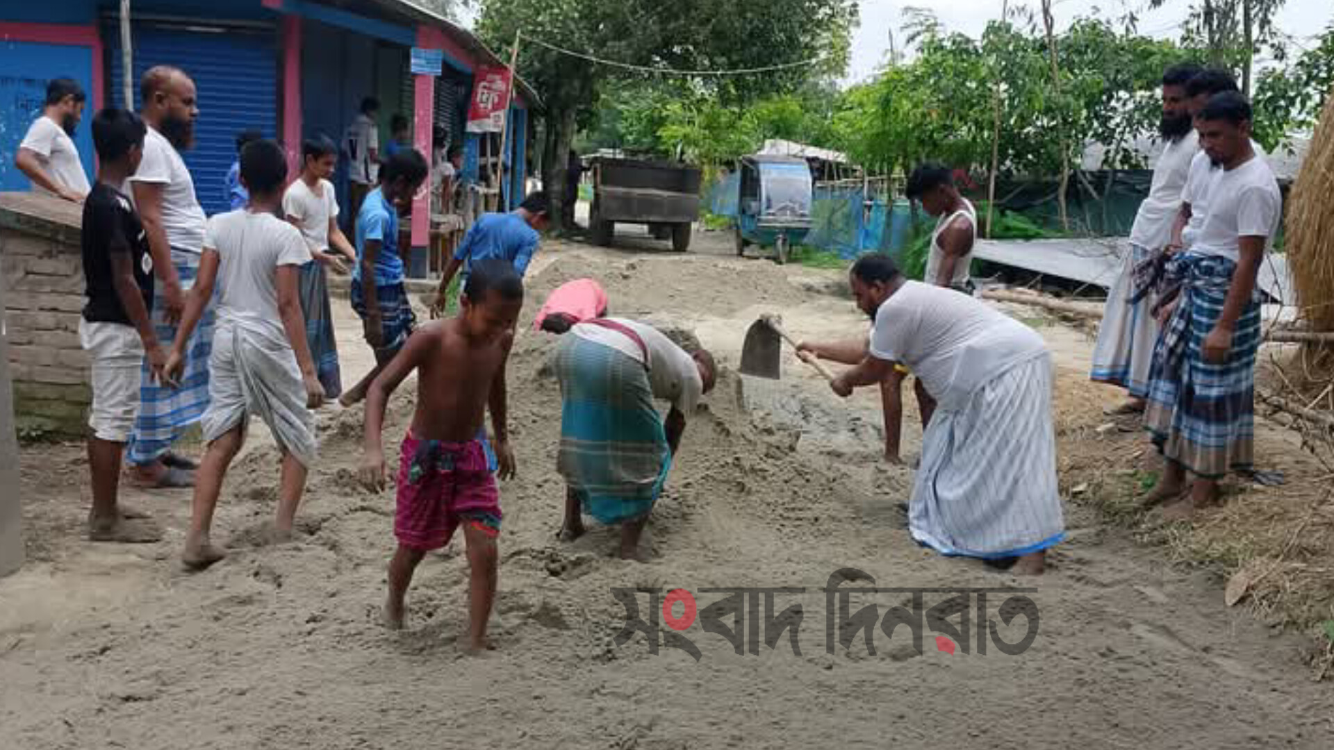 বাংলাদেশ খেলাফত মজলিসের উদ্যোগে ফুলপুরে কাঁচা রাস্তা সংস্কার