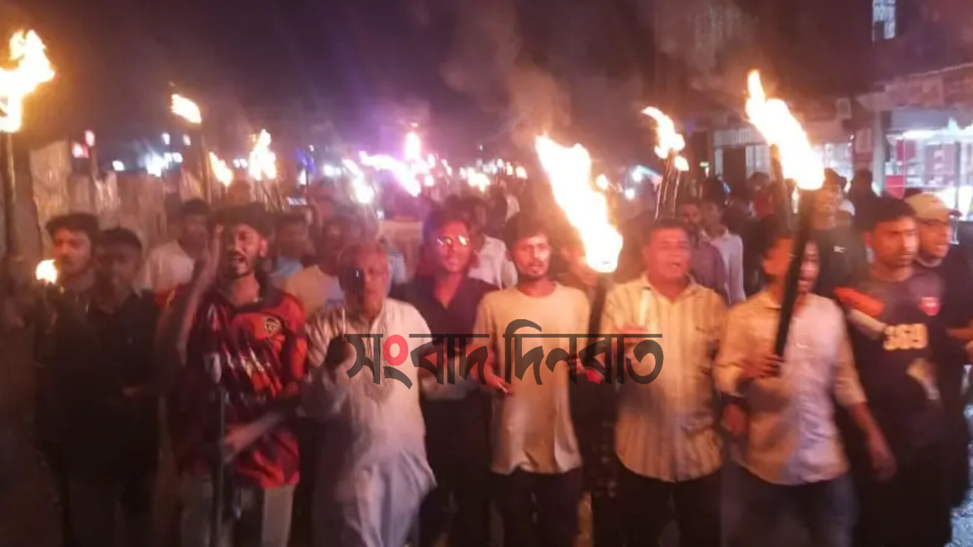গোবিন্দগঞ্জে ইপিজেড বাস্তবায়ন ও ষড়যন্ত্রকারীদের গ্রেপ্তারের দাবিতে মশাল মিছিল