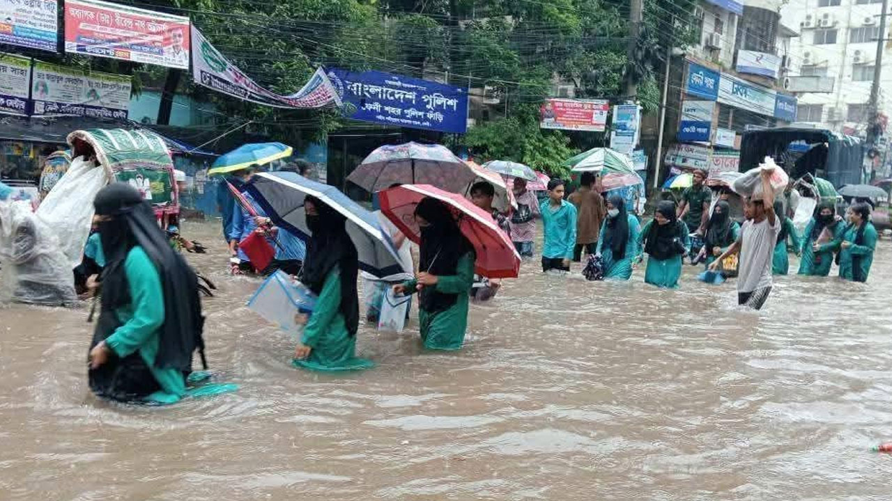 পানিতে ভাসছে ফেনী শহর