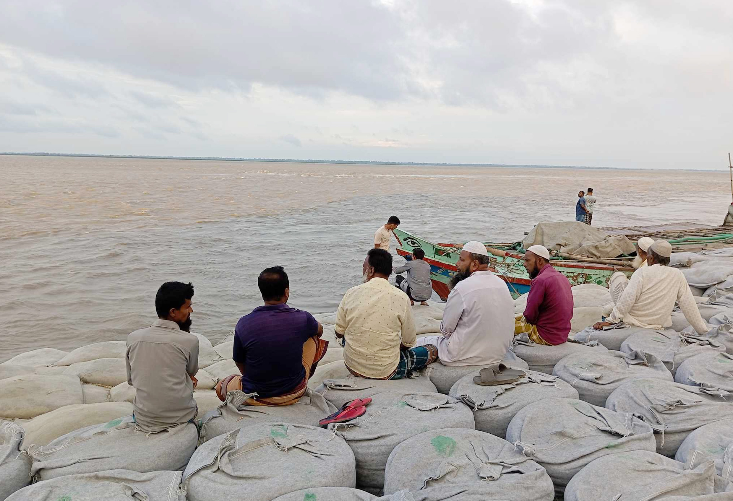 পানি বাড়ছে যমুনায়, দিশেহারা নদীপাড়ের মানুষ