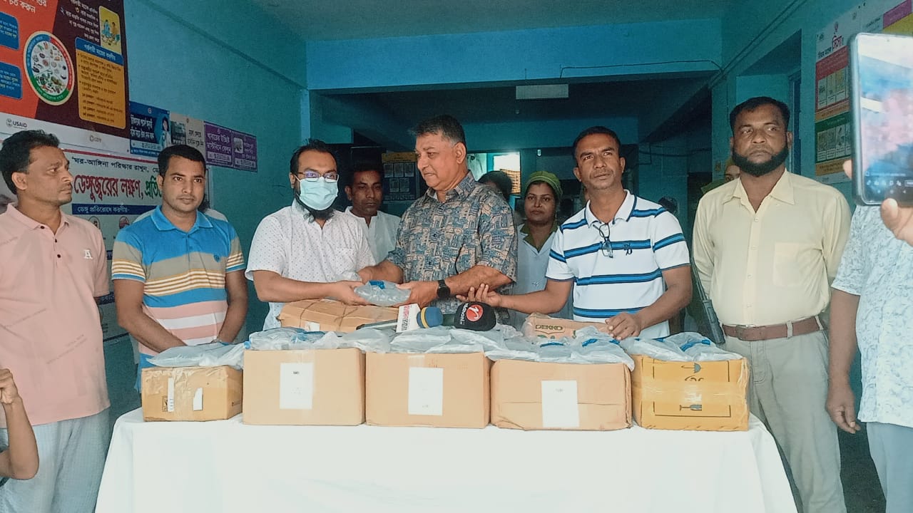 বেতাগী স্বাস্থ্য কমপ্লেক্সে ডেঙ্গু রোগীদের স্যালাইন বিতরণ