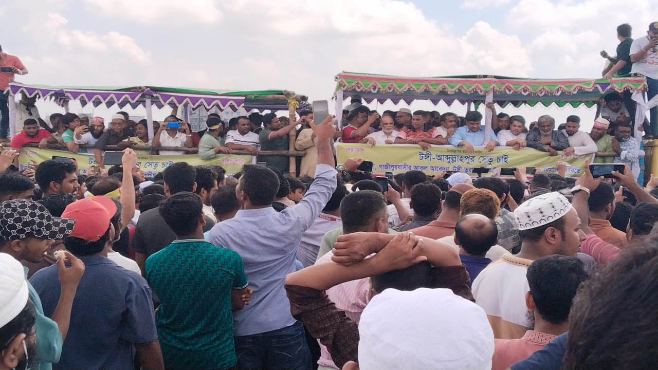 গাজীপুরে মহাসড়ক অবরোধ করে ব্যবসায়ীদের বিক্ষোভ