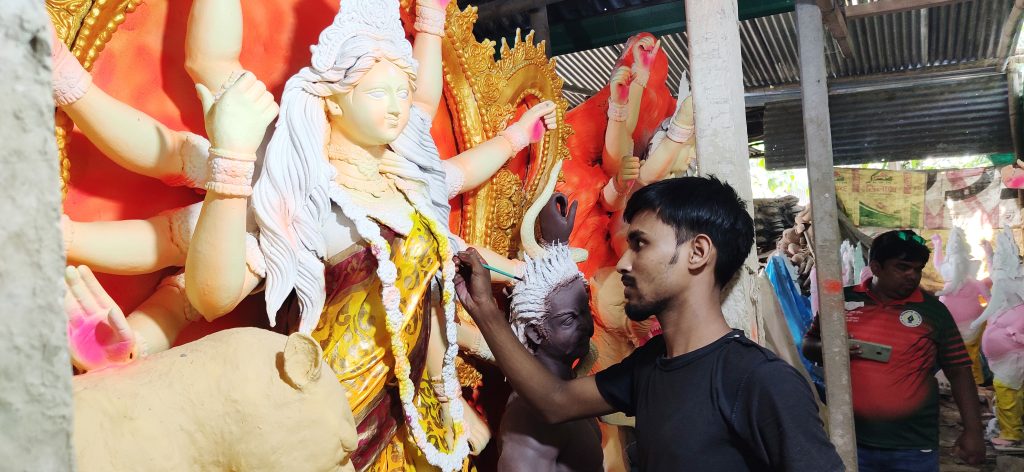 রঙ-তুলিতে সেজেছে দেবী দুর্গা, সিরাজগঞ্জে ৫১১ টি মন্ডপে দূর্গাপূজা