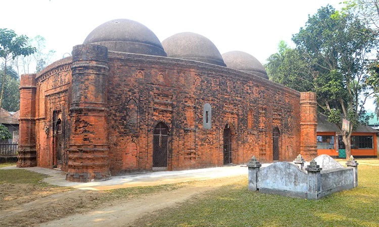 ঐতিহ্য ও গৌরব নিয়ে দাঁড়িয়ে আছে বগুড়ার খেরুয়া মসজিদ