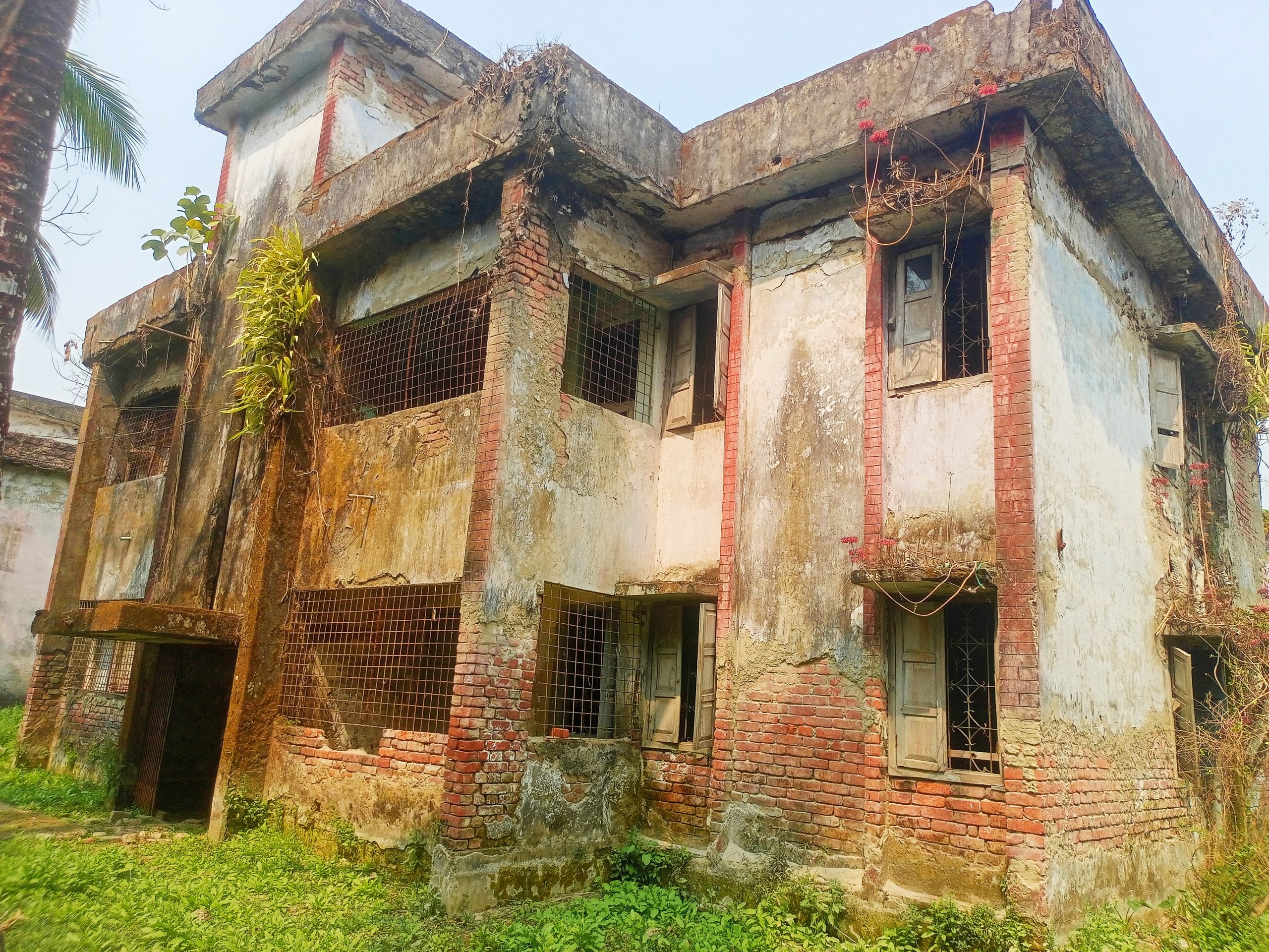 কাউখালীতে সরকারি কর্মকর্তা-কর্মচারীদের আবাসিক ভবন সংকট, অধিকাংশ কোয়ার্টার পরিত্যক্ত ও ঝুঁকিপূর্ণ