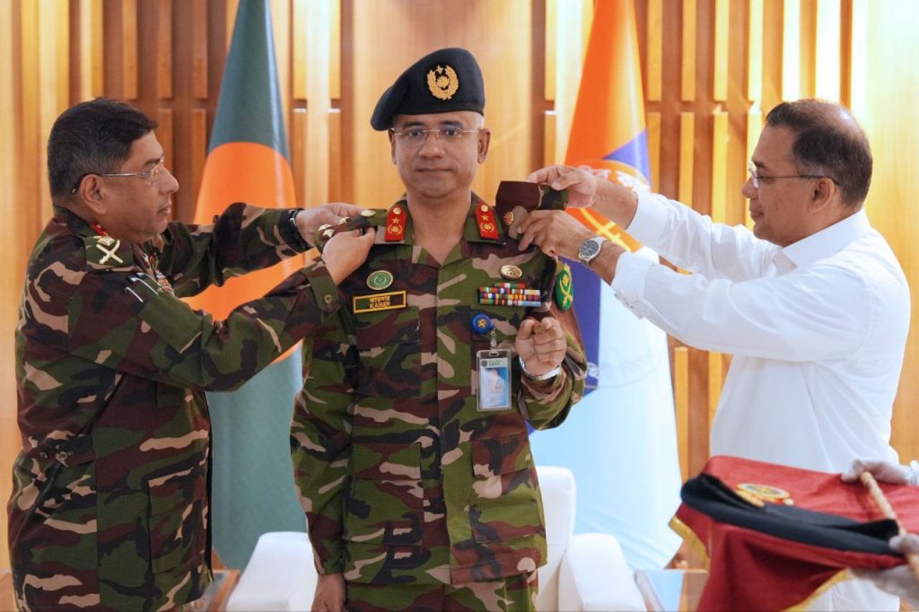 নতুন ডিজিএফআই প্রধানকে র‍্যাংক ব্যাজ পরালেন প্রধানমন্ত্রী