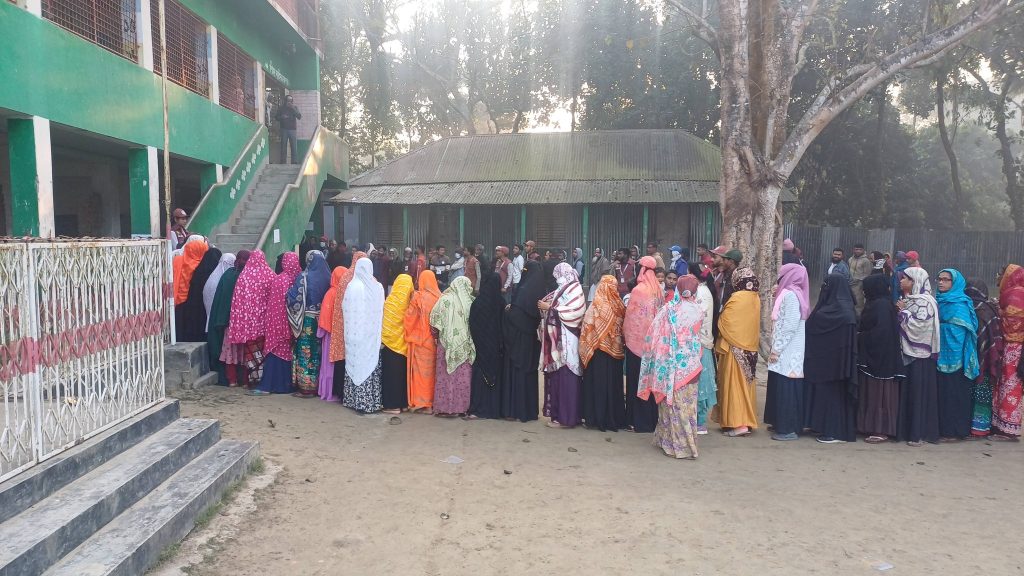 নারী-পুরুষ, তরুণ ও প্রবীণ ভোটারদের স্বতঃস্ফূর্ত উপস্থিতিতে ভোট গ্রহণ চলছে