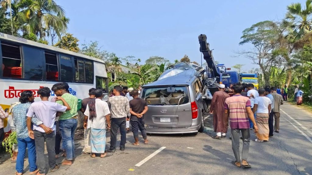 ঢাকা-বরিশাল মহাসড়কে বাস-মাইক্রোবাসের মুখোমুখি সংঘর্ষ, নিহত ২