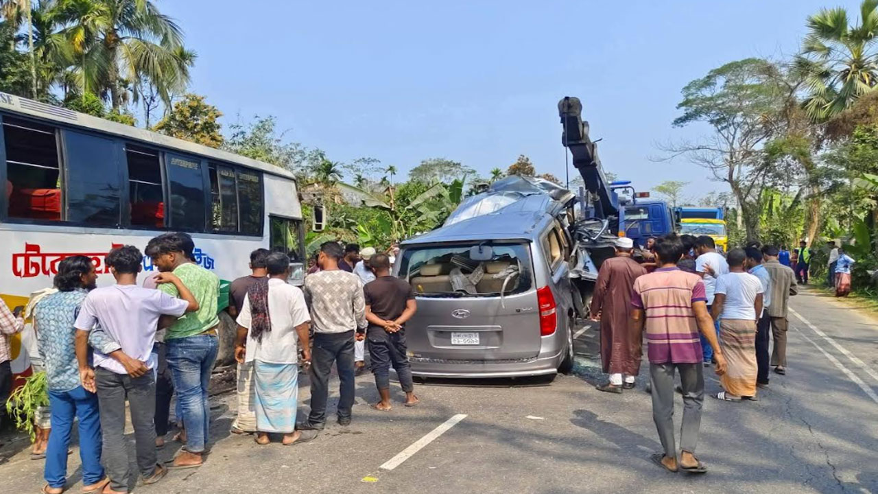 ঢাকা-বরিশাল মহাসড়কে বাস-মাইক্রোবাসের মুখোমুখি সংঘর্ষ, নিহত ২