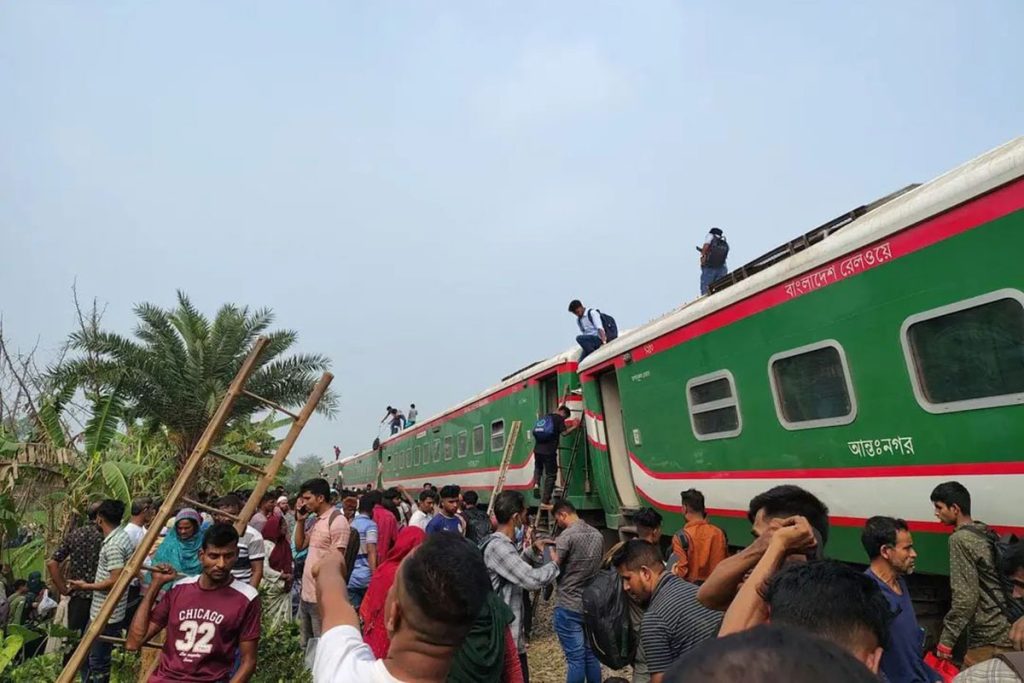 বগুড়ার সান্তাহারে নীলসাগর এক্সপ্রেস ট্রেনের ৯টি বগি লাইনচ্যুত