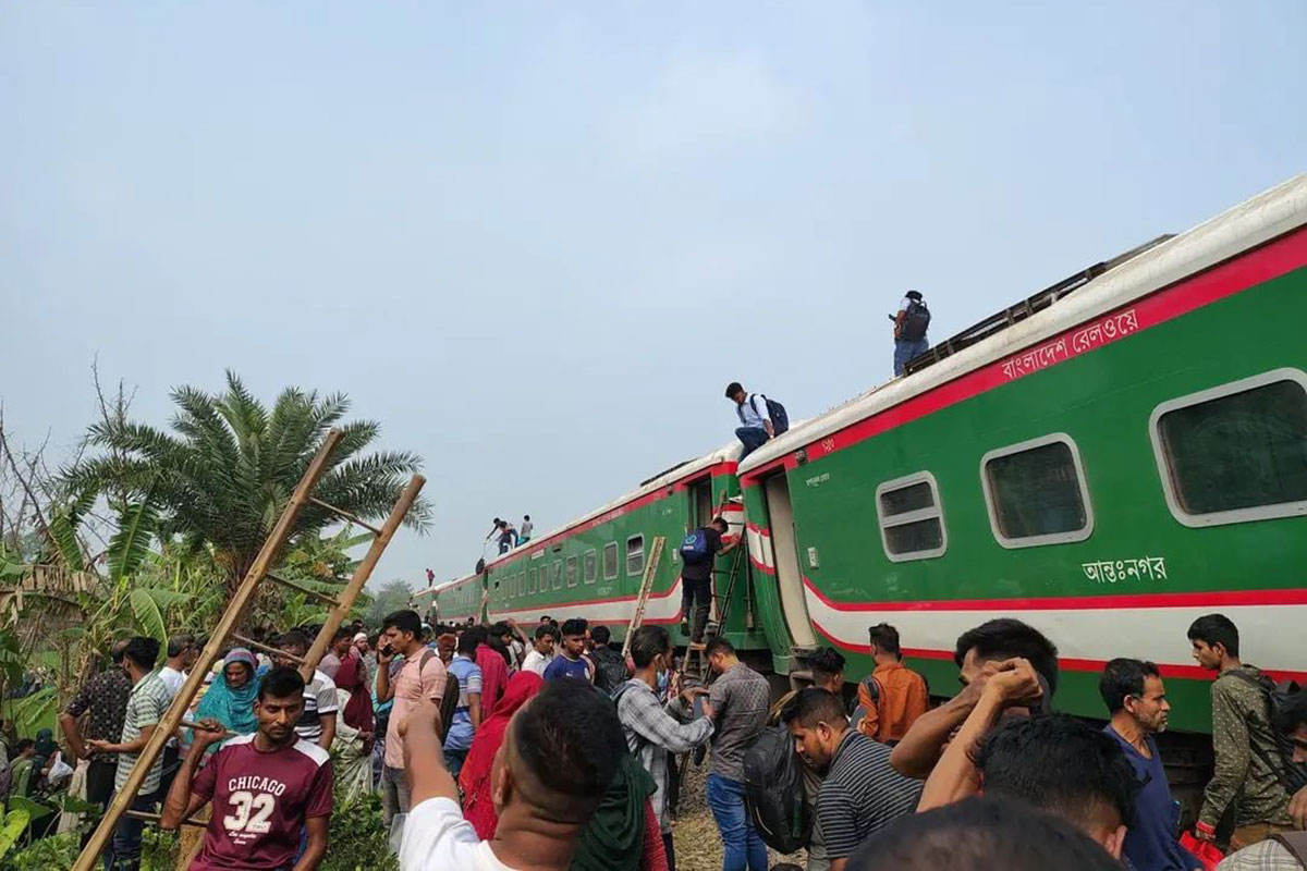 বগুড়ার সান্তাহারে নীলসাগর এক্সপ্রেস ট্রেনের ৯টি বগি লাইনচ্যুত