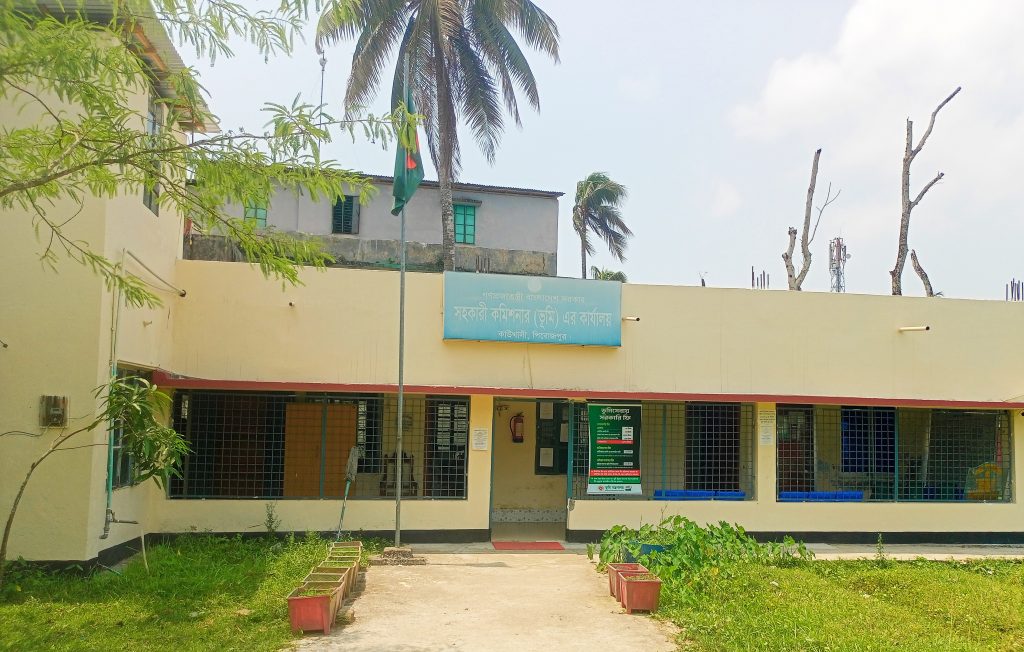 দুর্নীতির আঁতুড়ঘর কাউখালী ভূমি অফিস, ভোগান্তিতে সাধারণ মানুষ